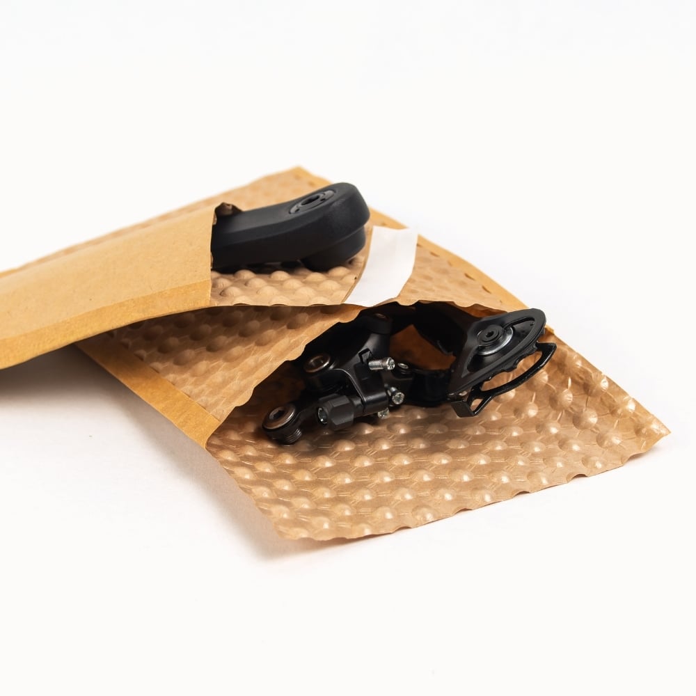 PapairBag-Usecase- Fahrradteile geschützt in nachhaltigen Polsterbeuteln