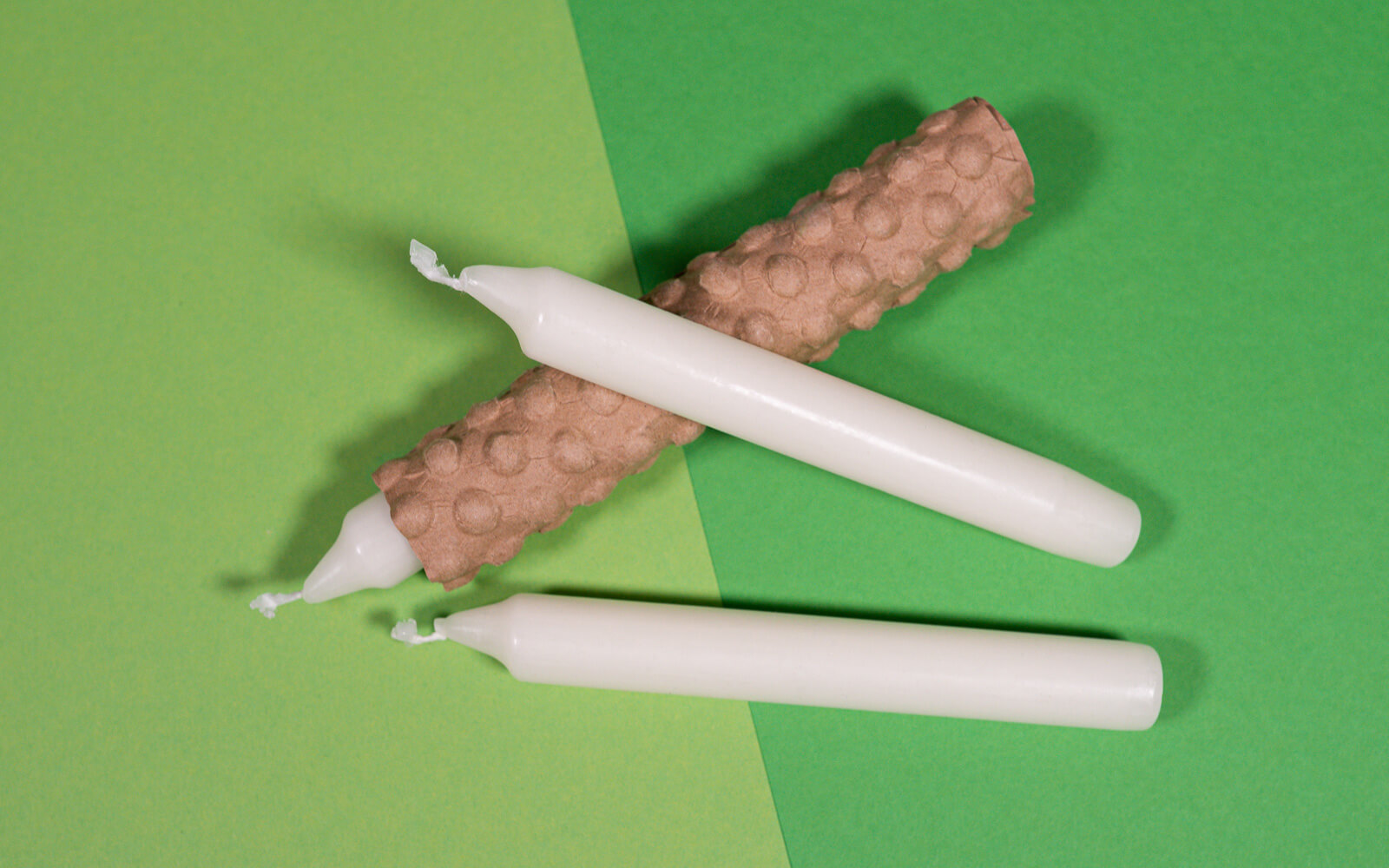 Weiße Kerzen verpackt in PapairWrap der umweltschonenden Luftpolsterfolie aus Papier
