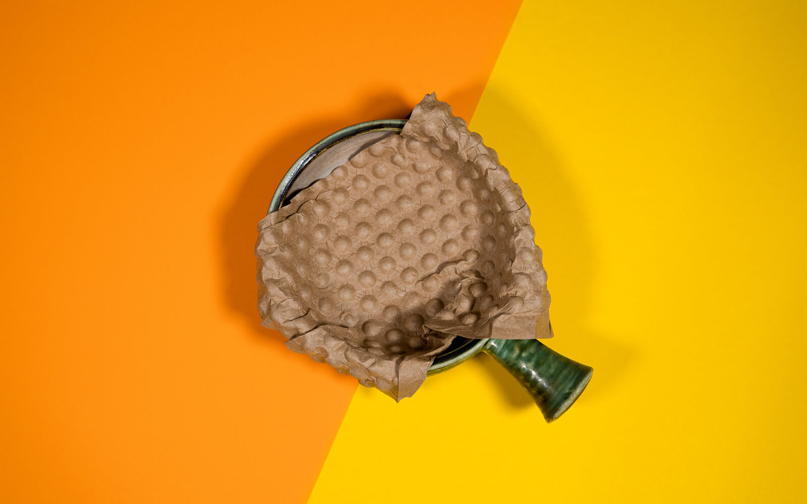 Schüssel eingewickelt in PapairWrap der nachhaltigen Luftpolsterfolie aus Papier als Verpackung Schüssel eingewickelt in PapairWrap der nachhaltigen Luftpolsterfolie aus Papier als Verpackung