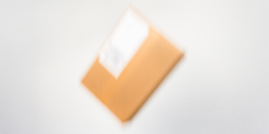 Fallendes DHL-Kleinpaket mit in PapairWrap verpackten Gegenständen drin.