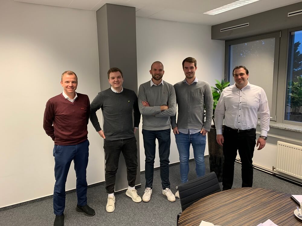 Das Gründerteam von Papair zusammen mit neuen Partnern bei der Unterzeichnung einer Pre-Seed Finanzierung