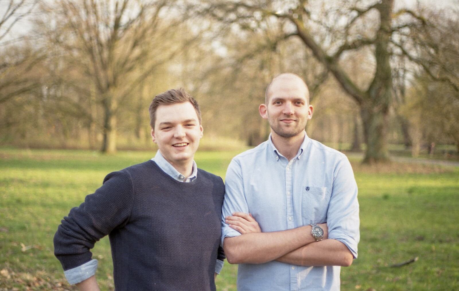 Fabian Solf und Christopher Feist die Gründer von Papair in der Natur